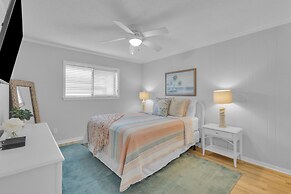 Aqua Vista Retreat 2 BDR in Spectacular Resort!