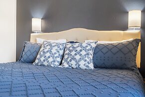 The Nautical Nook Charming Walk-in Condo for 4!