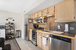 The Nautical Nook Charming Walk-in Condo for 4!