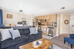 The Nautical Nook Charming Walk-in Condo for 4!