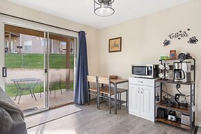 The Nautical Nook Charming Walk-in Condo for 4!