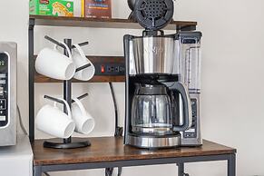 The Nautical Nook Charming Walk-in Condo for 4!