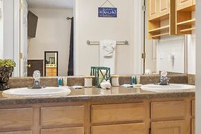 The Nautical Nook Charming Walk-in Condo for 4!