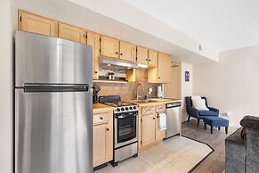 The Nautical Nook Charming Walk-in Condo for 4!