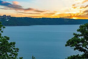 Lakefront Oasis Amazing Views!