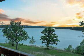 Lakefront Oasis Amazing Views!