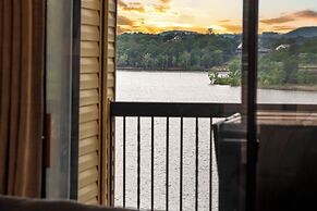 Lakefront Oasis Amazing Views!