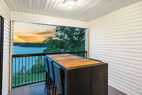 Lakefront Oasis Amazing Views!