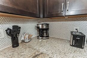 Modern Loft Near West End!