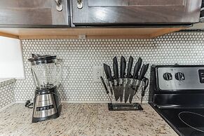 Modern Loft Near West End!