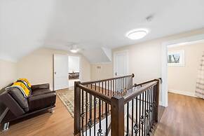 Modern Home Just 10 Mins to Notre Dame 18384