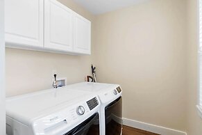 Modern Home Just 10 Mins to Notre Dame 18384