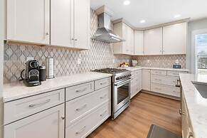 Modern Home Just 10 Mins to Notre Dame 18384