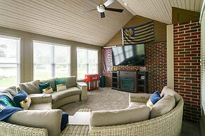 Modern Home Just 10 Mins to Notre Dame 18384