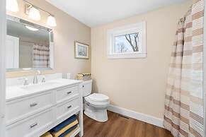 Modern Home Just 10 Mins to Notre Dame 18384