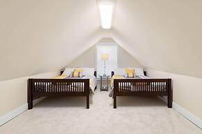 Modern Home Just 10 Mins to Notre Dame 18384