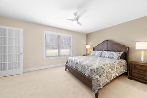 Modern Home Just 10 Mins to Notre Dame 18384