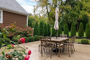 Modern Home Just 10 Mins to Notre Dame 18384