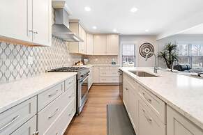 Modern Home Just 10 Mins to Notre Dame 18384