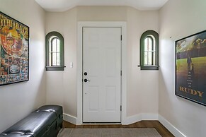 Modern Home Just 10 Mins to Notre Dame 18384