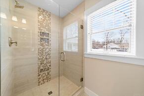 Modern Home Just 10 Mins to Notre Dame 18384