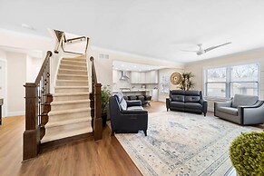 Modern Home Just 10 Mins to Notre Dame 18384