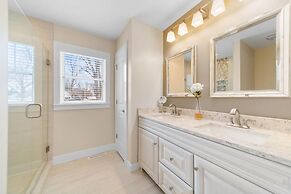 Modern Home Just 10 Mins to Notre Dame 18384