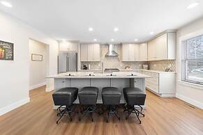 Modern Home Just 10 Mins to Notre Dame 18384