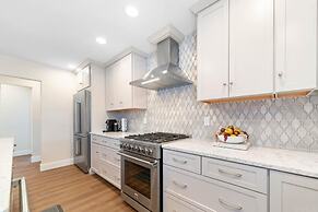 Modern Home Just 10 Mins to Notre Dame 18384