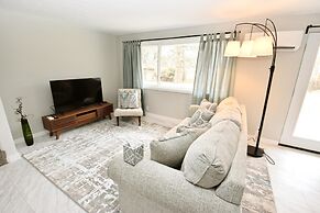 Modern Home Just Mins to Notre Dame 52723