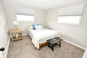 Modern Home Just Mins to Notre Dame 52723