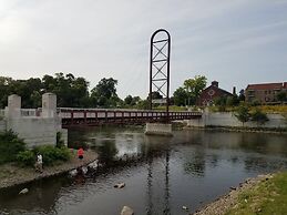 The Chicken Coop a Modern Riverfront Oasis 908