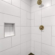 Spacious 4BR Minutes From Broadway- Sleeps 14