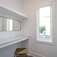 Spacious 4BR Minutes From Broadway- Sleeps 14