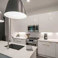 Spacious 4BR Minutes From Broadway- Sleeps 14