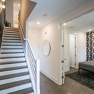 Spacious 4BR Minutes From Broadway- Sleeps 14