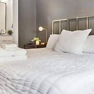 Spacious 4BR Minutes From Broadway- Sleeps 14