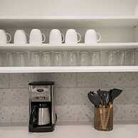 Spacious 4BR Minutes From Broadway- Sleeps 14