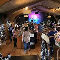 Spacious 4BR Minutes From Broadway- Sleeps 14