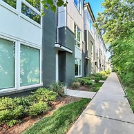 Spacious 4BR Minutes From Broadway- Sleeps 14