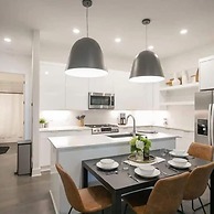 Spacious 4BR Minutes From Broadway- Sleeps 14