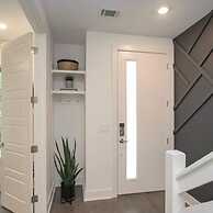 Spacious 4BR Minutes From Broadway- Sleeps 14