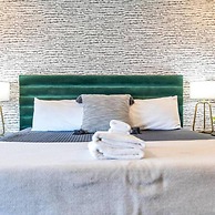 Spacious 4BR Minutes From Broadway- Sleeps 14