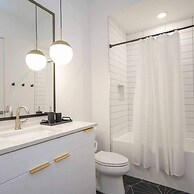 Spacious 4BR Minutes From Broadway- Sleeps 14