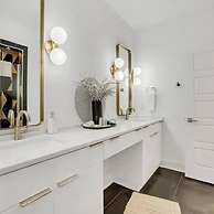 Spacious 4BR Minutes From Broadway- Sleeps 14