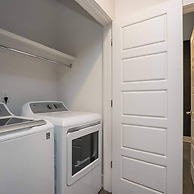 Spacious 4BR Minutes From Broadway- Sleeps 14