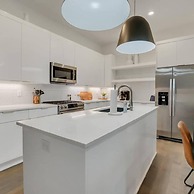 Spacious 4BR Minutes From Broadway- Sleeps 14