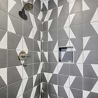 Spacious 4BR Minutes From Broadway- Sleeps 14