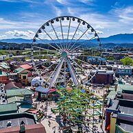 Minutes to Parkway I Pigeon Forge Sleeps 14 5BR