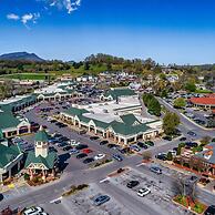 Minutes to Parkway I Pigeon Forge Sleeps 14 5BR